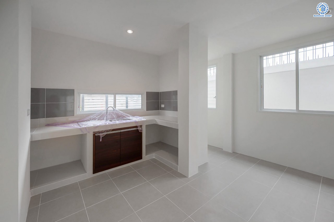 บ้านมือสองตกแต่งใหม่ โครงการ อนันตธารา ทวีวัฒนา เนื้อที่ 61.6 ตร.ว. พื้นที่ใช้สอย 190.96 ตร.ม. ฟังก์ชันจัดเต็ม 3 ห้องนอน 3 ห้องน้ำ จอดรถได้ 2 คัน ตอบโจทย์ทุกการเดินทาง บนทำเลศักยภาพ ติดถนนบรมราชชนนี เชื่อมต่อทางคู่ขนานลอยฟ้า ใกล้รถไฟฟ้าสายสีน้ำเงิน "สถานีบางพลัด"